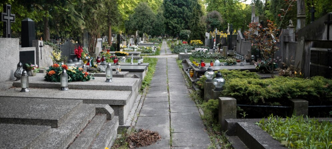 freepik cintorin vazy na hrob kvetove dekoracie spomienka na zosnulych dusicky